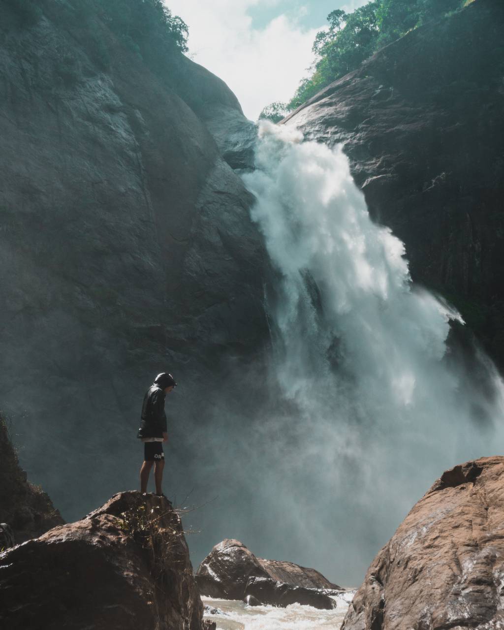 Hombre, rocas, cascada, macho, aventura, chaqueta, mojado, río, acantilado, salpicaduras,