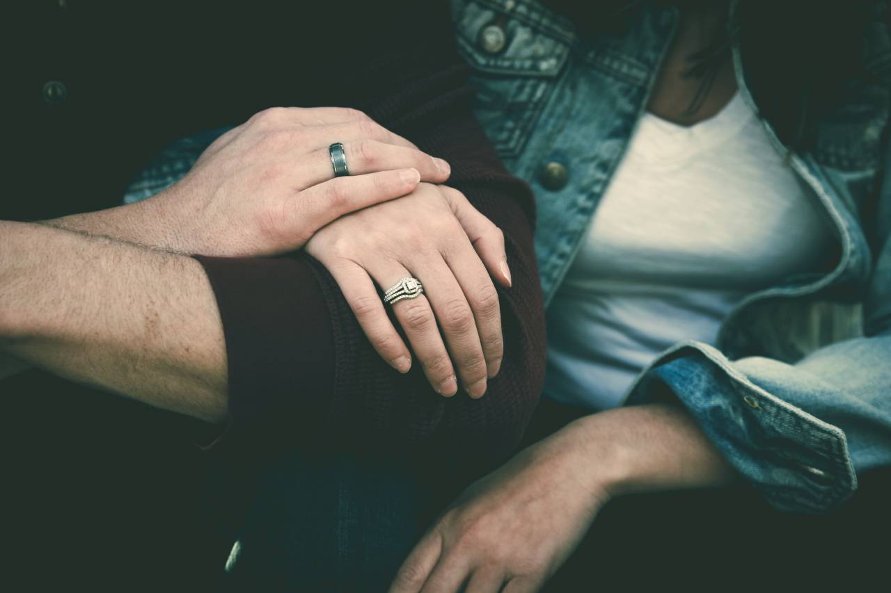 Hombre, mujer, manos, sujetar brazos, anillos, boda, amor, romántico, día de San Valentín, compromiso,