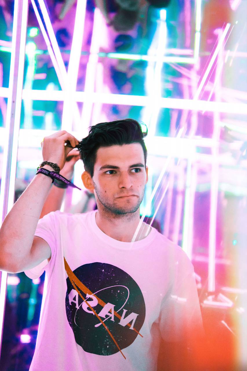 hombres, Nasa, luces, luces de neón, difuminar, Bokeh, modelo, pulsera, corte, Moda, cabello, Moda masculina, colores, vistoso, vaso, iluminado, hombre, señal de neón, gente, persona, camiseta, Fuga de luz, espacio, universo, galaxia,