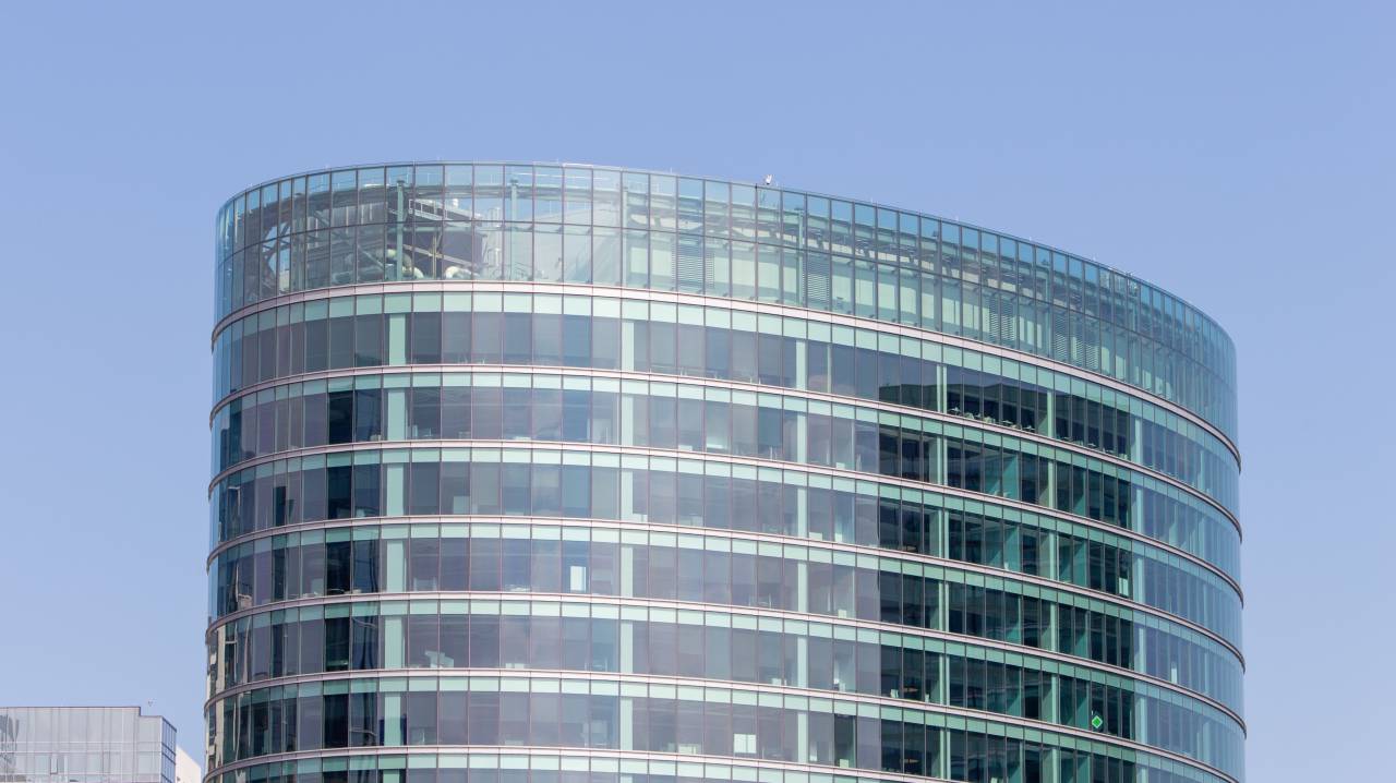 moderno, exterior, ciudad, vidrio, alto, ventanas, oficina, negocios, centro de la ciudad, diseño, arquitectura, contemporáneo, azul, cielo, limpio, comercial, edificio,