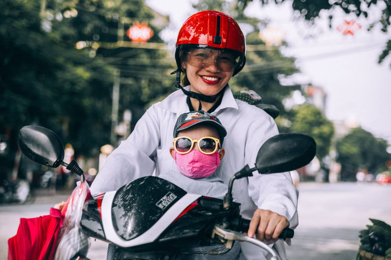 madre, hijo, equitación, motocicleta, casco, anteojos, camino, calle, árboles, bokeh, niño, niño, mujer, niño, máscara, sonrisa, feliz,