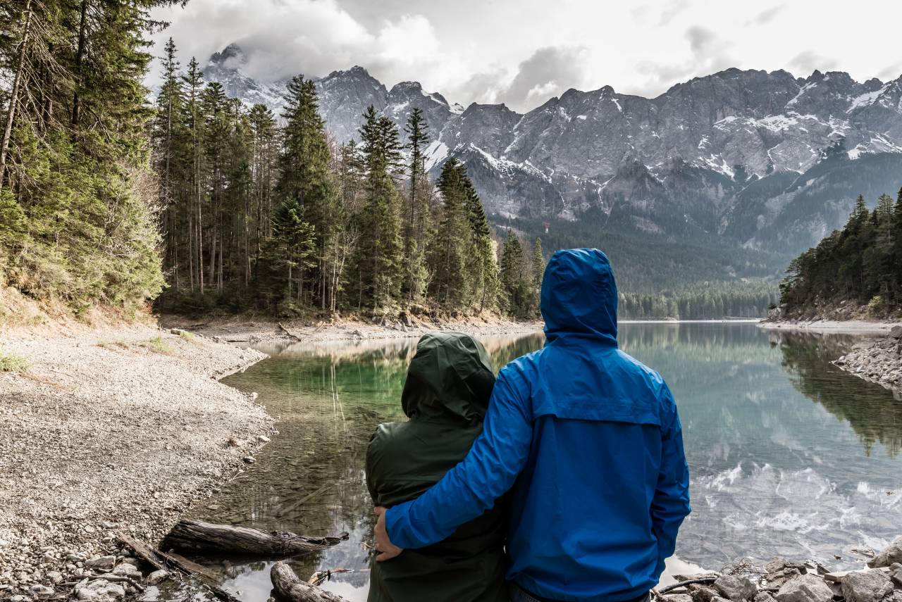 montaña, tierras altas, nube, cielo, cumbre, cresta, paisaje, naturaleza, valle, colina, rocas, acantilado, lago, agua, árboles, plantas, gente, hombre, mujer, pareja, viajar, al aire libre, aventuras, sudadera con capucha,