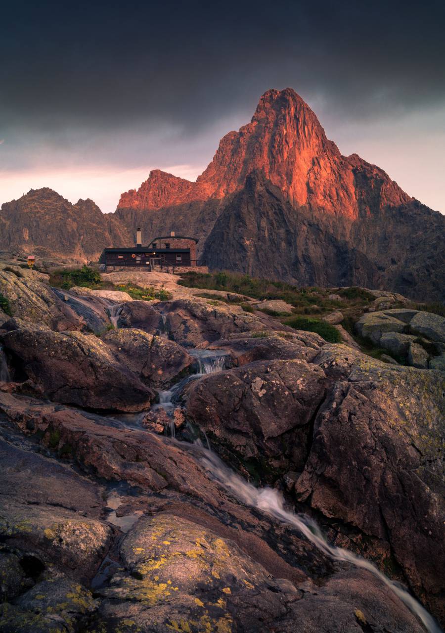 montaña, casa, Chimnea, puerta, ventana, al aire libre, Señalización, agua, líquido, caídas, paisaje, pico, cumbre, ver, Rocas, formación, niebla, cielo, espacio, nubes, plantas, césped,