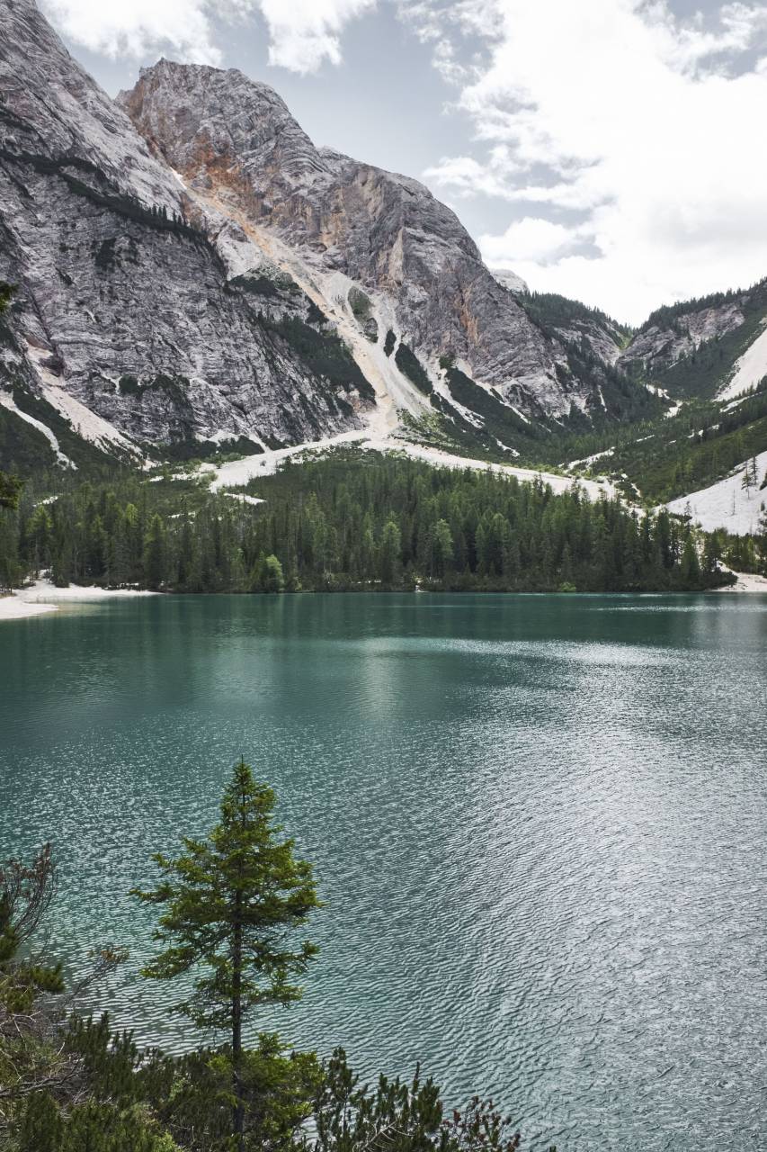Montaña, valle, árboles, paisaje, naturaleza, verde, césped, plantas, agua del lago, cielo, nubes,