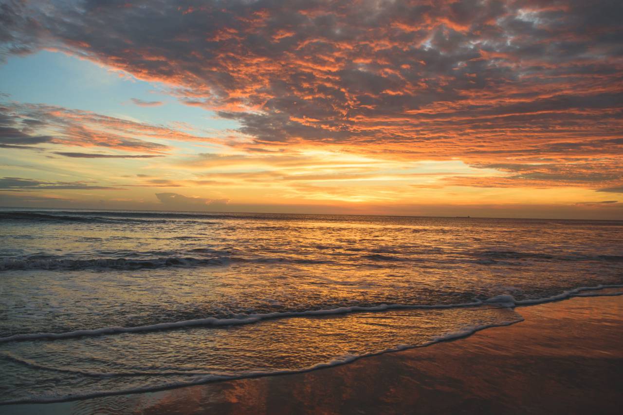 naturaleza, playa, orilla, arena, agua, océano, olas, ondulaciones, salpicaduras, cielo, nubes, horizonte,