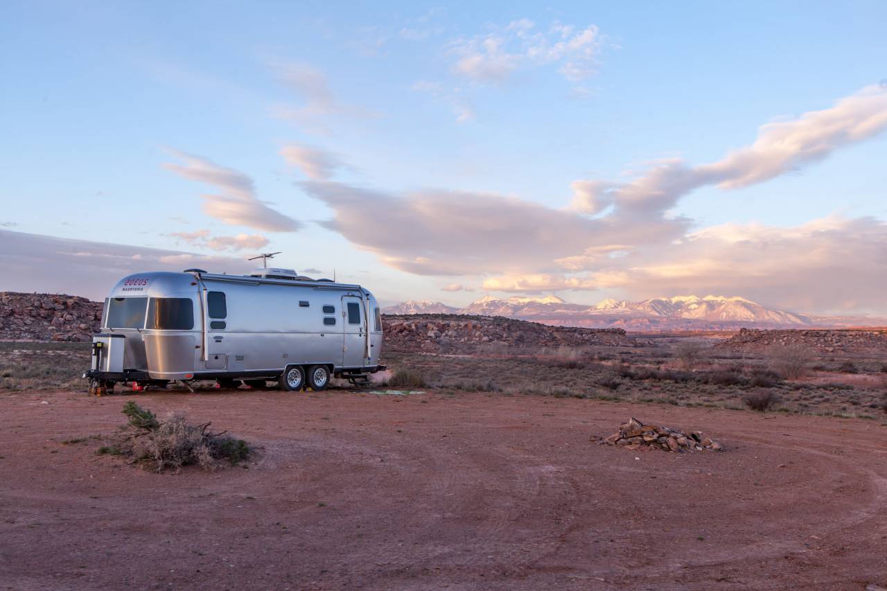 naturaleza, paisaje, desierto, suciedad, suelo, campamento, rocas, cielo, nubes, horizonte, RV, remolque, casa, transporte,