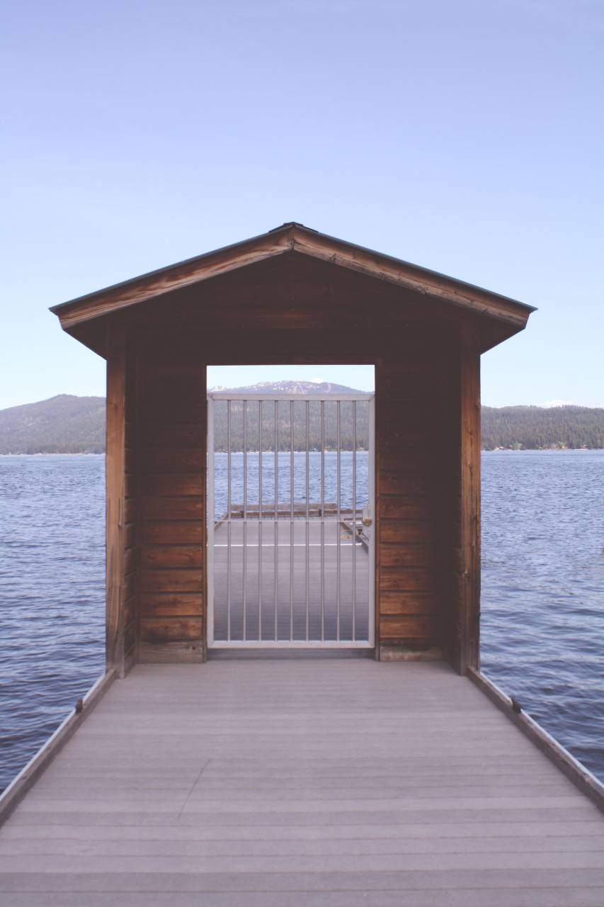 naturaleza, orilla, playa, océano, muelle, madera, puerta, rejas, acero, cobertizo, montañas, picos de la cumbre,