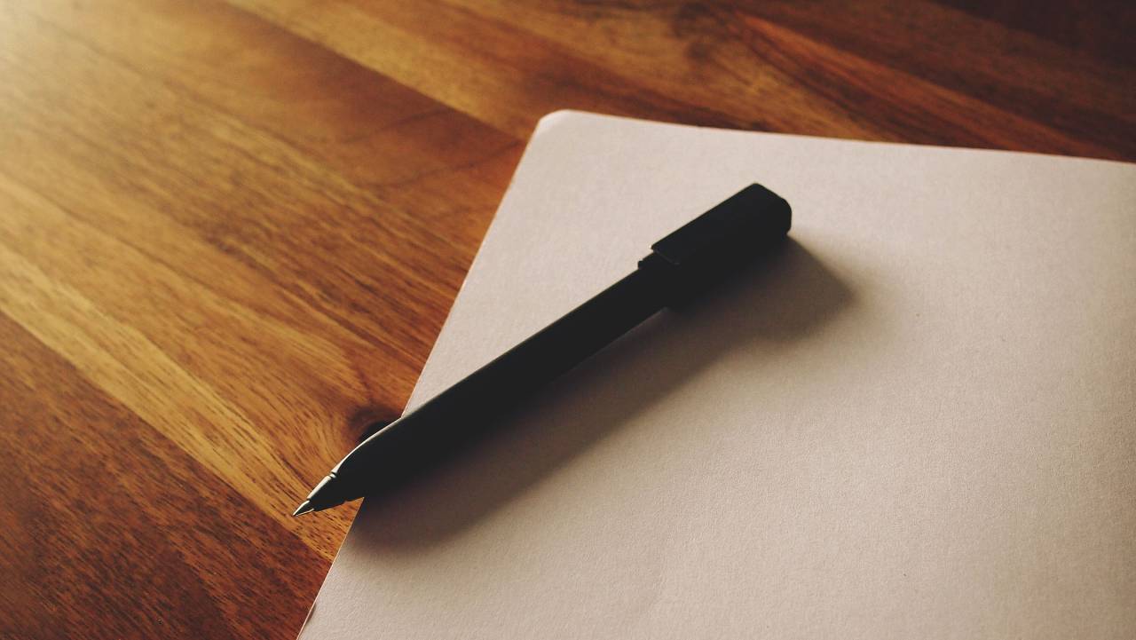 Bloc de notas, papel, bolígrafo, oficina, escritorio, madera, escritura,