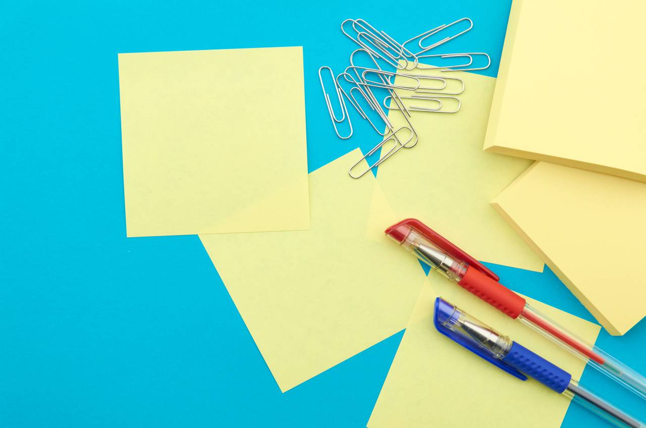 Oficina, suministros, fondo, plano, nota, papel, clips, objetos, brillante, copyspace, escuela, publicarlo, escritorio, concepto, azul, bolígrafos,