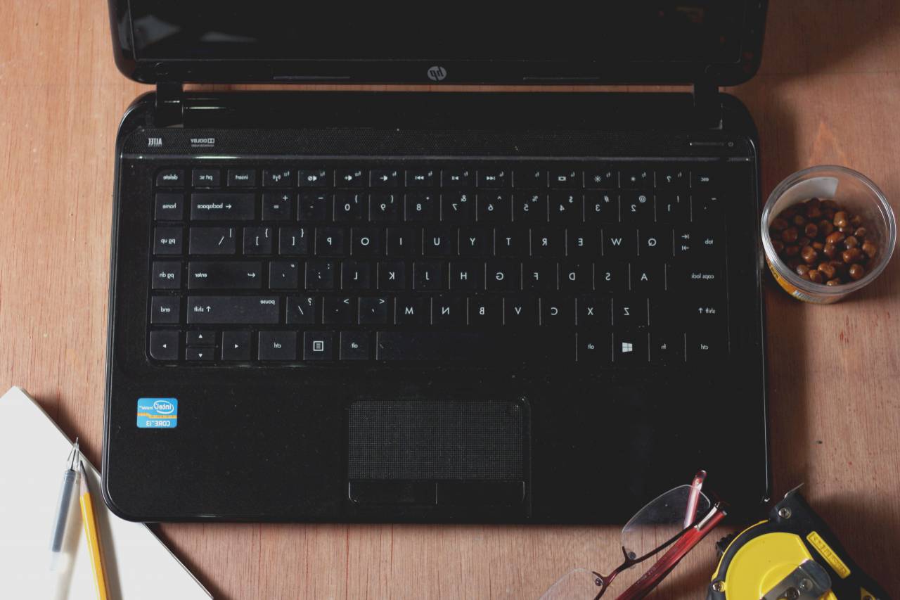 oficina, trabajo, espacio de trabajo, negocio, escritorio, mesa, artilugios, ordenador portátil, computadora, teclado, cinta métrica, almohadilla, bolígrafos, leyendo, gafas,