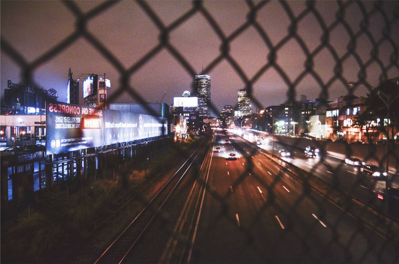 Paso elevado, autopista, carretera, encadenamiento, valla, vallas publicitarias, noche, oscuridad, noche, coches, luces, edificios, ciudad,