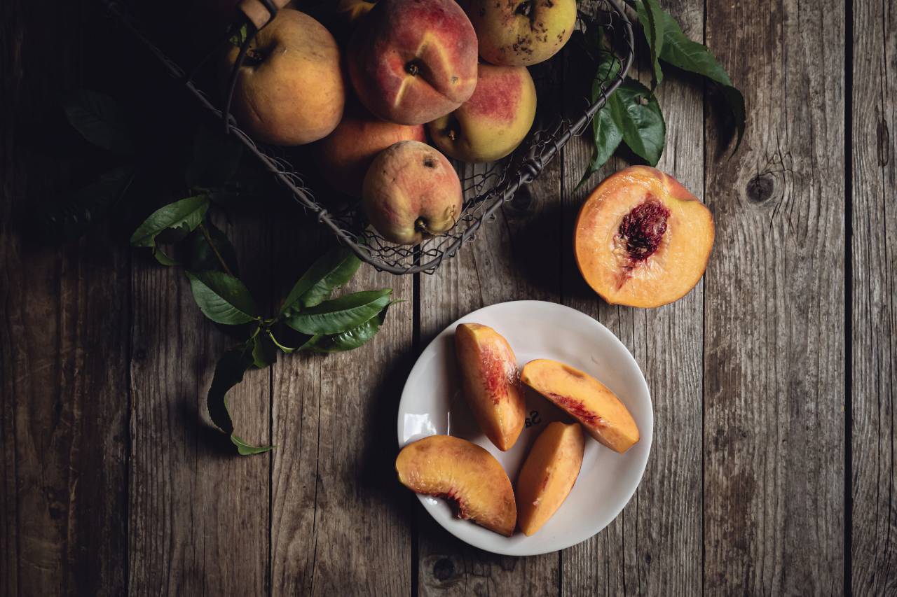 melocotones, superior, vista, fresco, fruta, mesa, cesta, madera, rodajas, plato, plano, sobrecarga, rústico, copyspace, fondo, comida, producir, pozo,