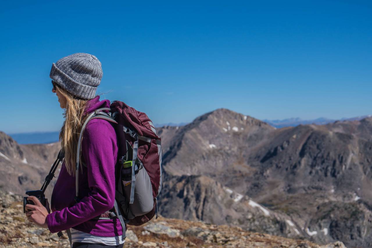 gente, niña, senderismo, escalada, montaña, aventura, al aire libre, viajes, bolsa, tierras altas, cresta, azul, cielo, nubes, soleado, día,