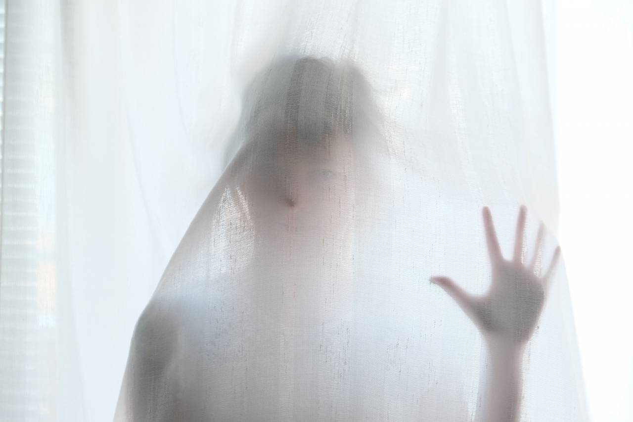 Gente, niño, mano, cortina, ventana, vidrio, espeluznante, fantasma,