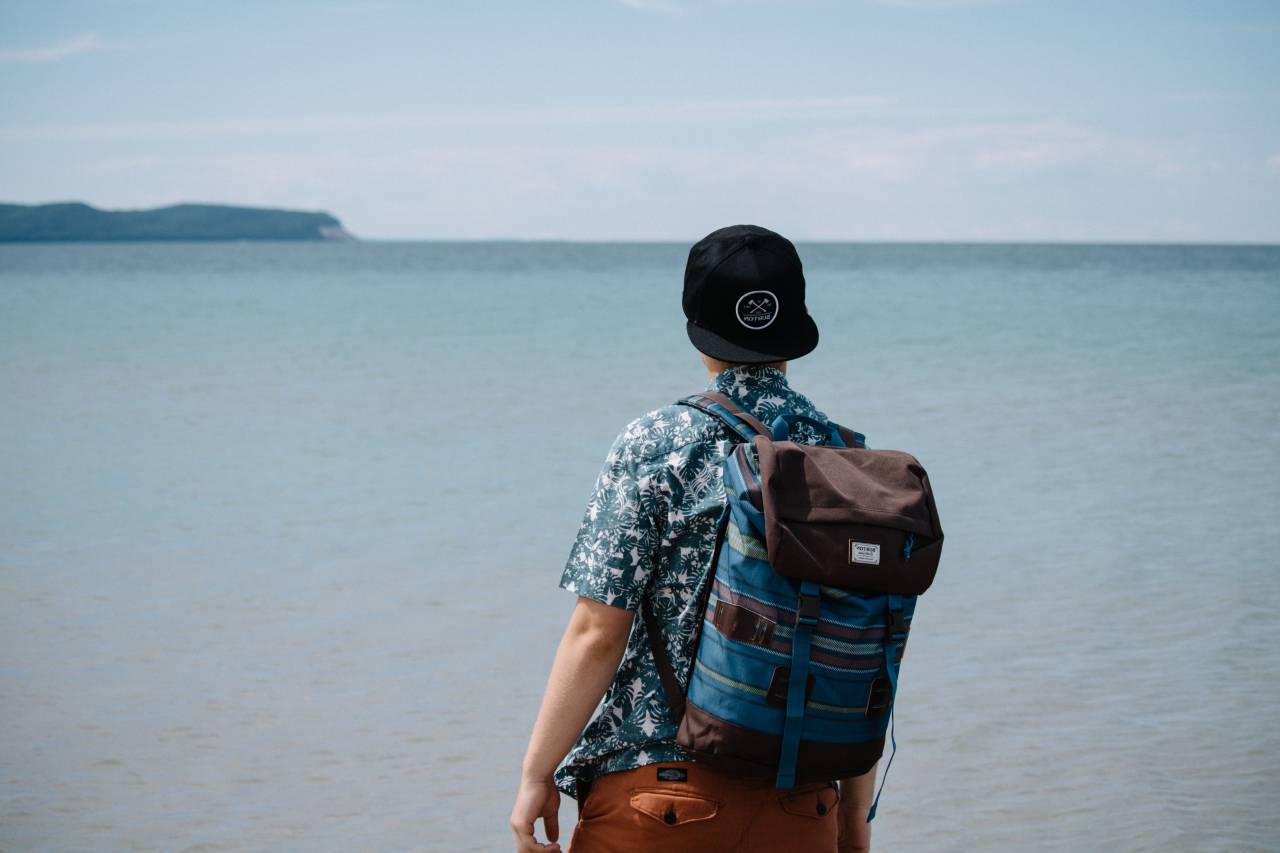 gente, hombre, solo, viaje, aventura, gorra, océano, mar, playa, montaña, naturaleza, herschel, mochila, bolsa, nubes, cielo,