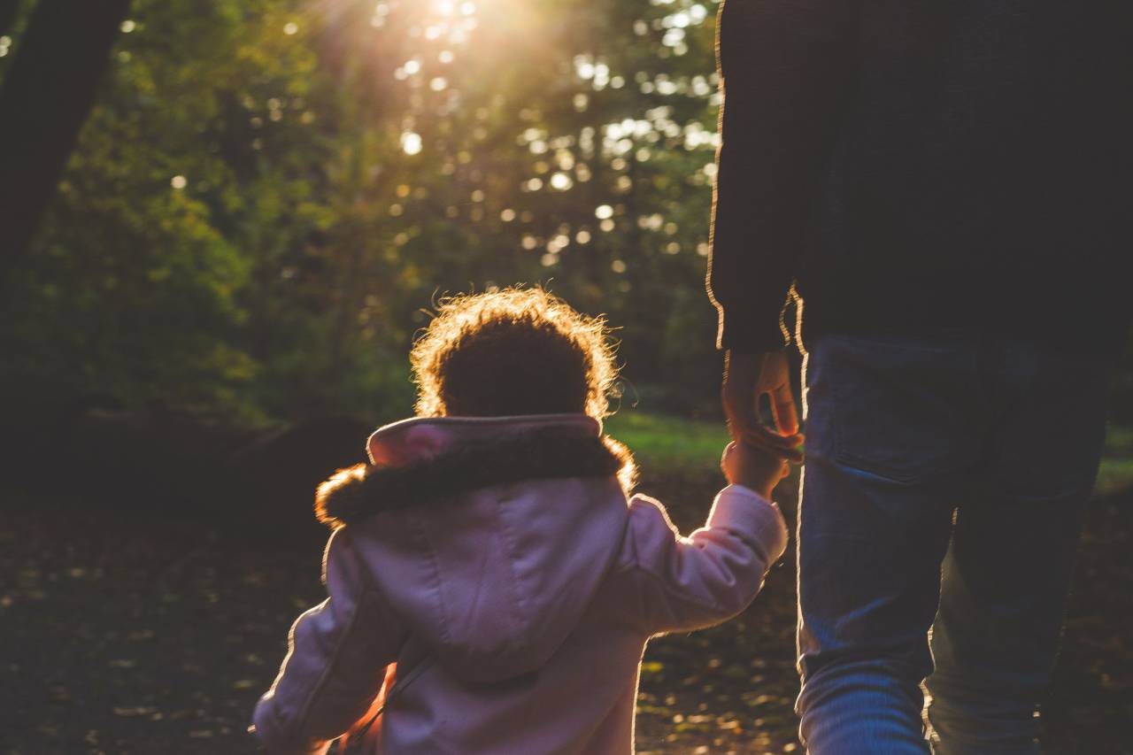 people, man, father, baby, kid, child, walking, holding hands, sunlight, sunrise, sunshine, sunset, trees, plants, nature, bokeh
, 