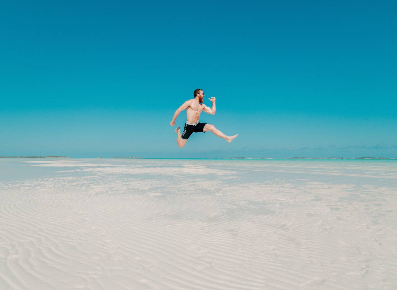 Gente, hombre, viajes, aventuras, felices, saltar, océano, mar, playa, azul, cielo, arena,