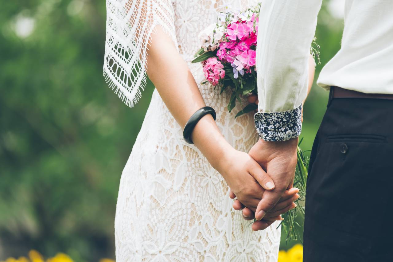 La gente, el hombre, la mujer, tomados de la mano, la novia, el novio, la pareja, el amor, la boda, el vestido, el ramo, la flor,
