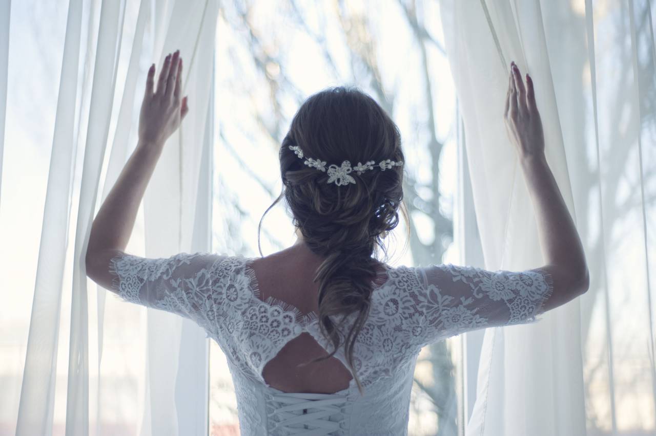 La gente, la mujer, la novia, la boda, el matrimonio, el amor, íntimo, vestido, vestido, cortina, blanco