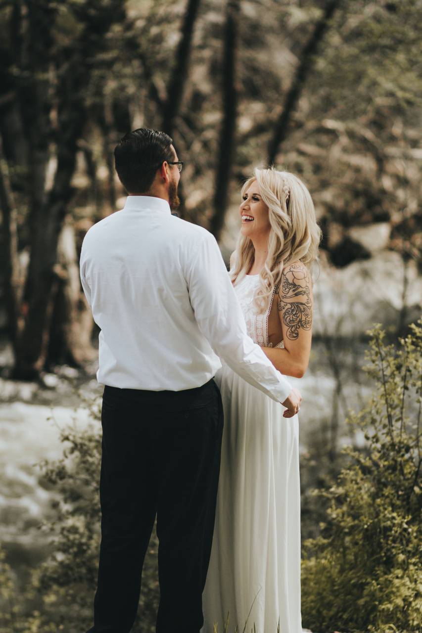 gente, mujer, hombre, chico, sonreír, feliz, pareja, amor, tatuaje, boda, novia, novio, blanco, vestido, difuminar, al aire libre,