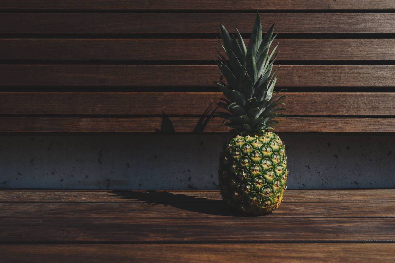 pineapple, dessert, appetizer, fruit, juice, crop, chair, bench, wood
, 
