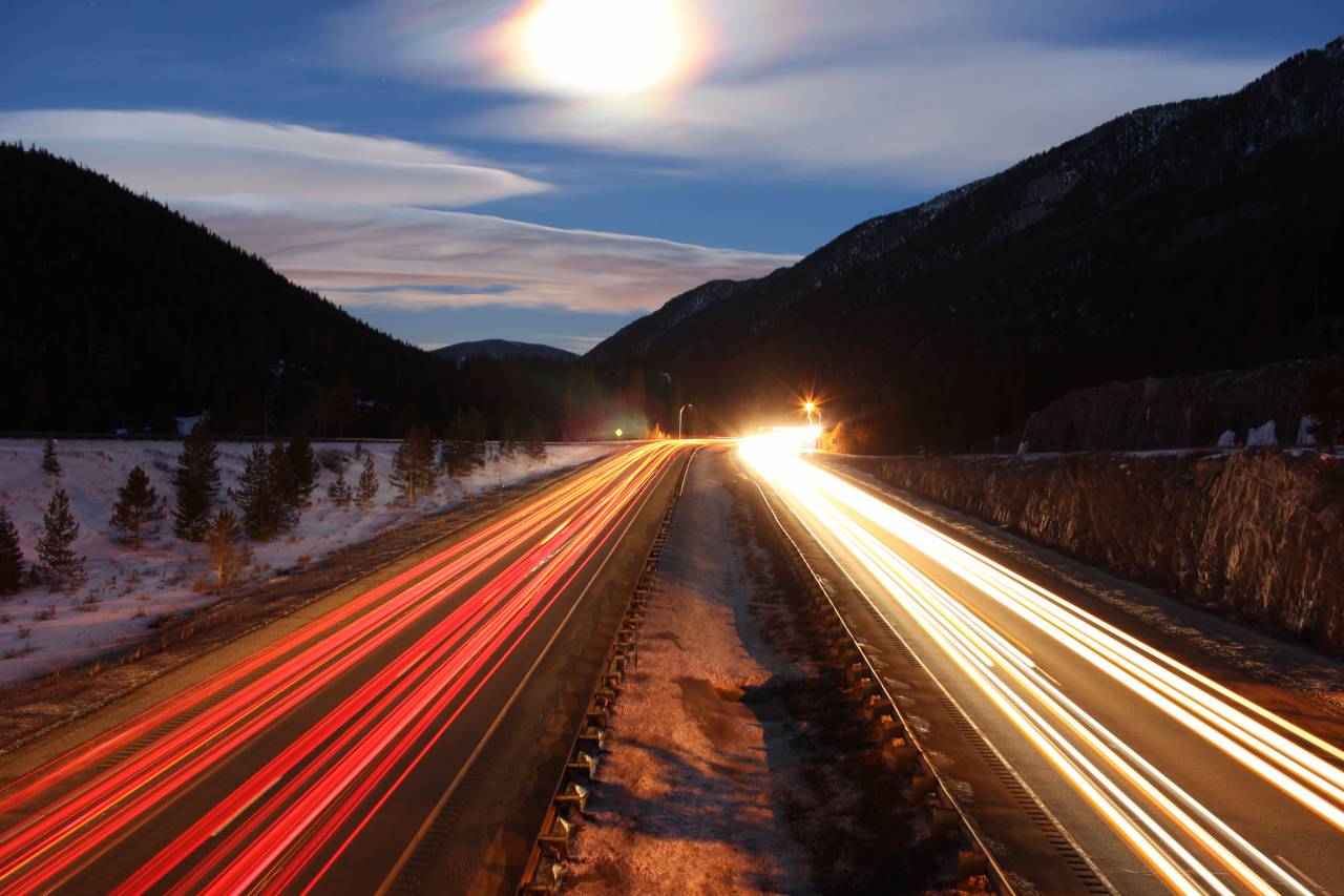 estrada, rua, luzes, longa exposição, noite, árvore, planta, campo, neve, inverno, montanha, azul, céu, nuvem, silhueta,