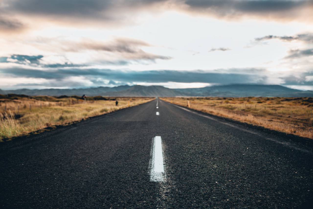 la carretera, viajar, paisaje, paisaje, fuera, al aire libre, asfalto, pavimento, campo, montañas, cielo, nubes, luz del sol, viaje, destino, deambular,