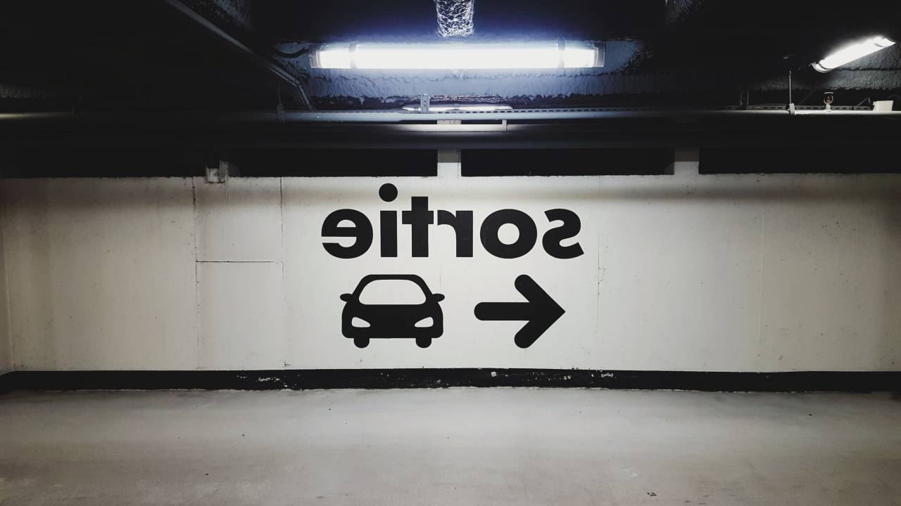 Signo, señalización, pared, coche, flecha, texto, luz, negro, vacío,