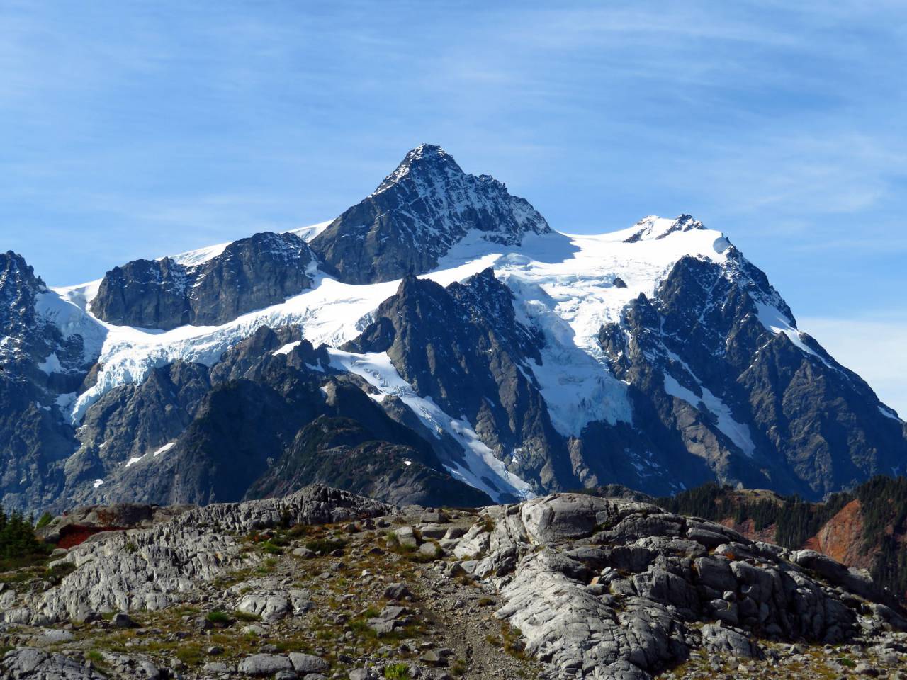 nieve, montaña, paisaje, naturaleza, al aire libre, trek, aventura, excursionismo, rocas, cielo, nubes, ambiente, clima, frío, soleado,
