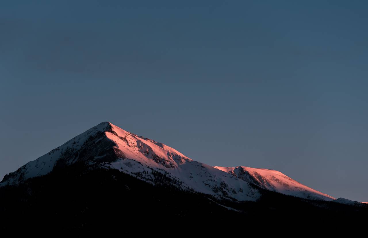 nieve, invierno, blanco, frío, clima, hielo, árboles, plantas, naturaleza, bosque, viajes, aventura, montaña, paisaje, oscuridad, puesta de sol,