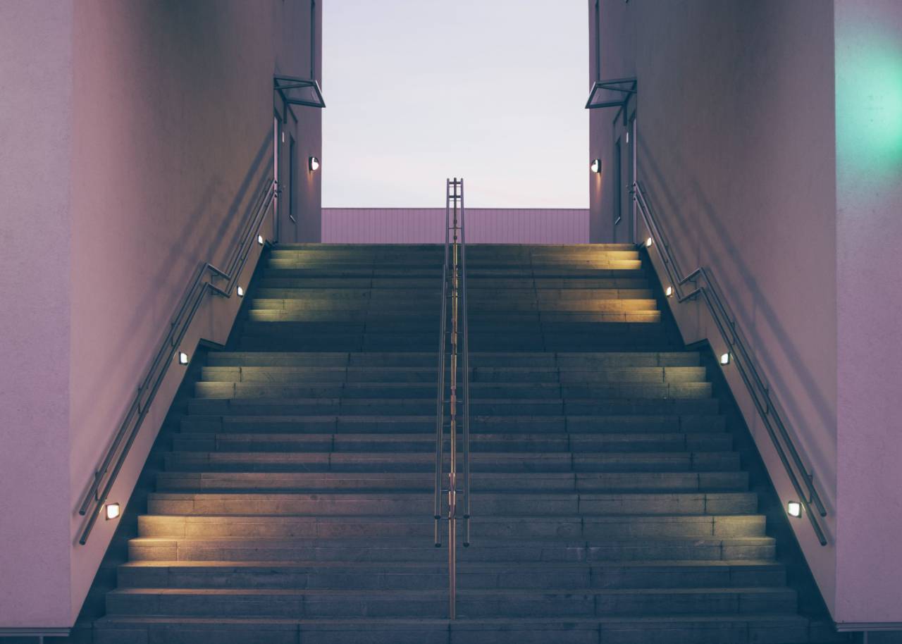 escaleras, escalones, simetría, oscuridad, anochecer, luces, rieles,