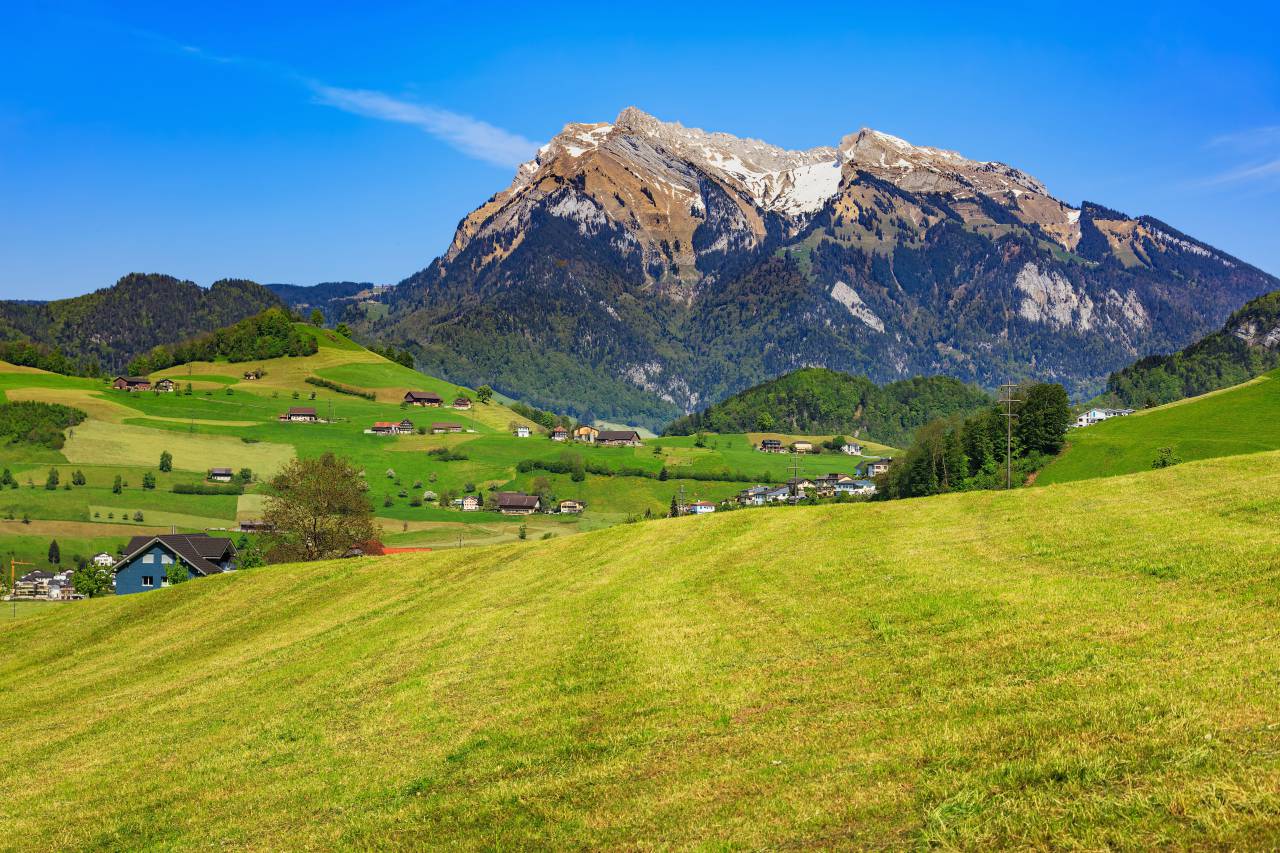 Stanserhorn, Pilatus, primavera, primavera, pradera, césped, segado, verde, vista, campo, agricultura, aldea, edificio, casa, paisaje, Stans, Suiza, Nidwalden, cielo, azul, nube, blanco, suizo, colina, Alpes, Alpes suizos, montaña, naturaleza``