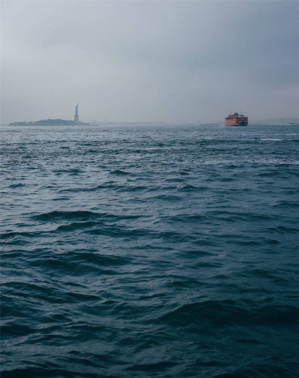 Estatua de la libertad, la isla de la libertad, agua, barcos, Nueva York, Nueva York, Estados Unidos, Estados Unidos de América,