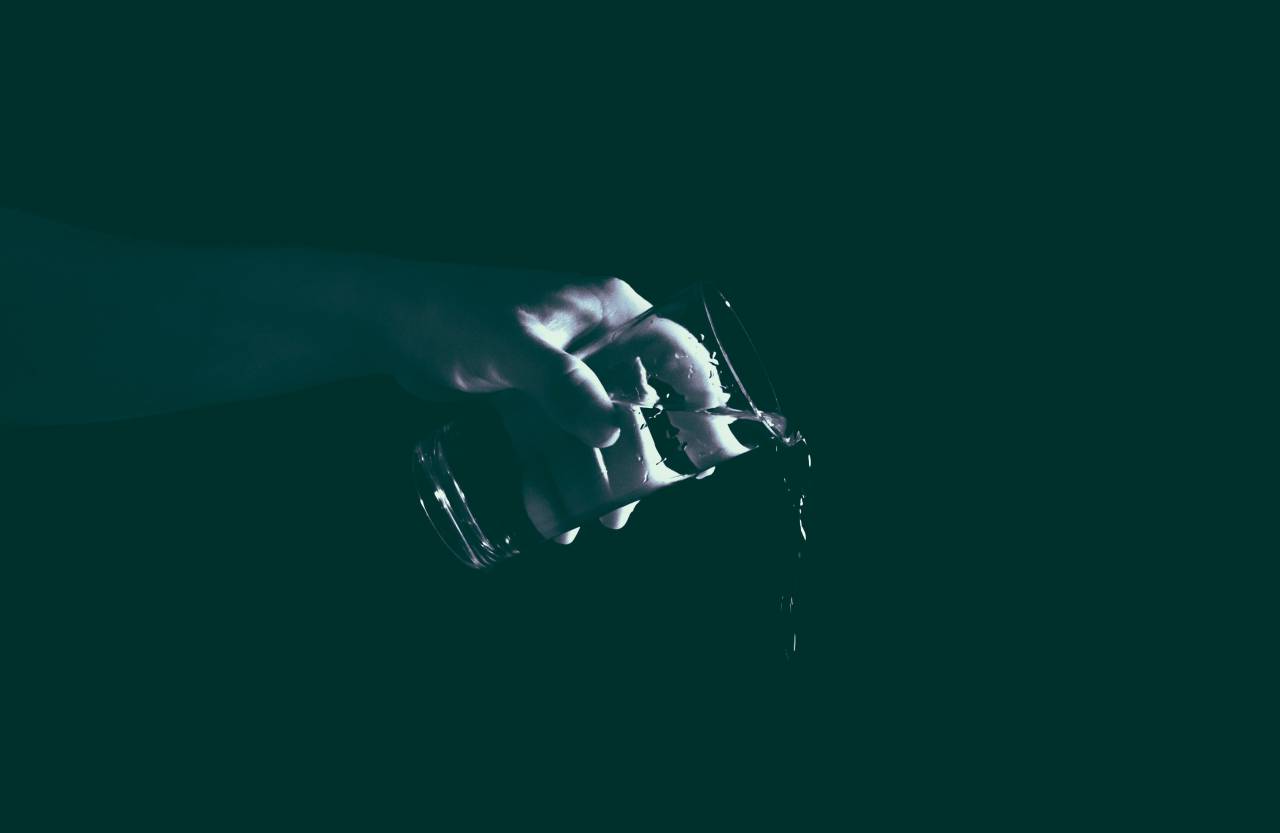 still, items, things, glass, water, pour, midair, man, person, people, hold, black and white
, 