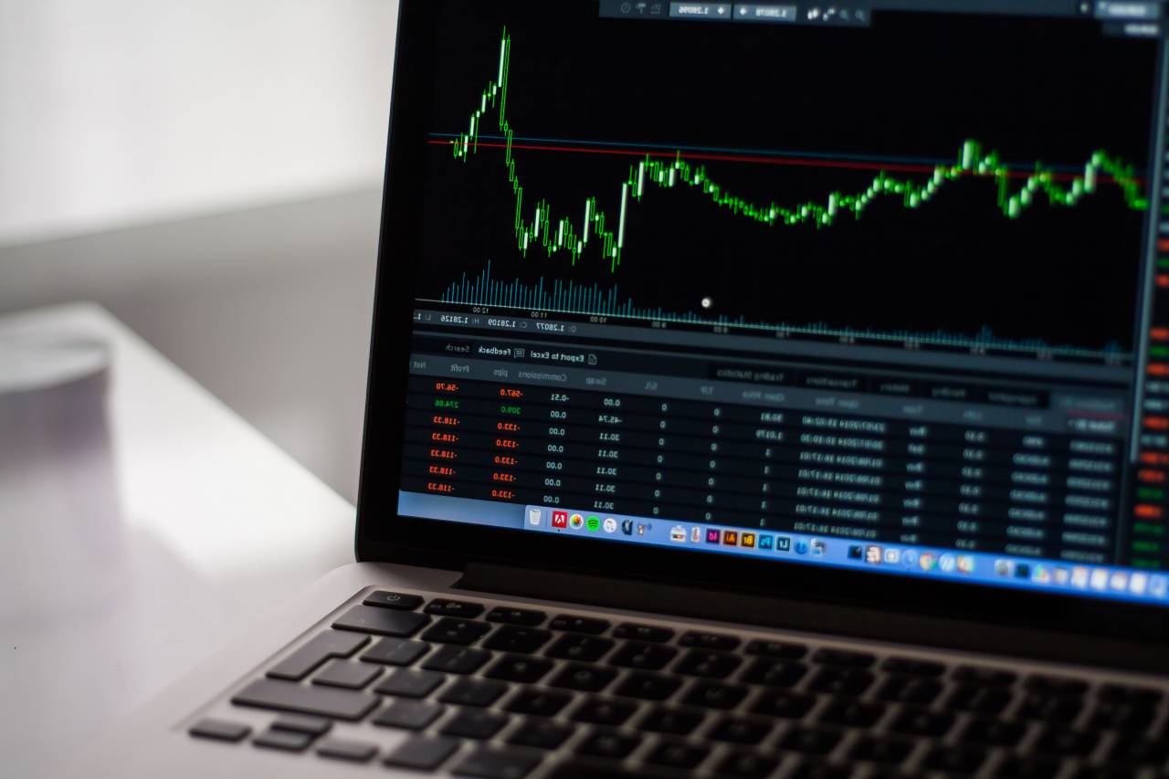 Bolsa, tablas, gráficos, finanzas, dinero, existencias, macbook, computadora, computadora portátil, negocios, trabajo, oficina, escritorio,