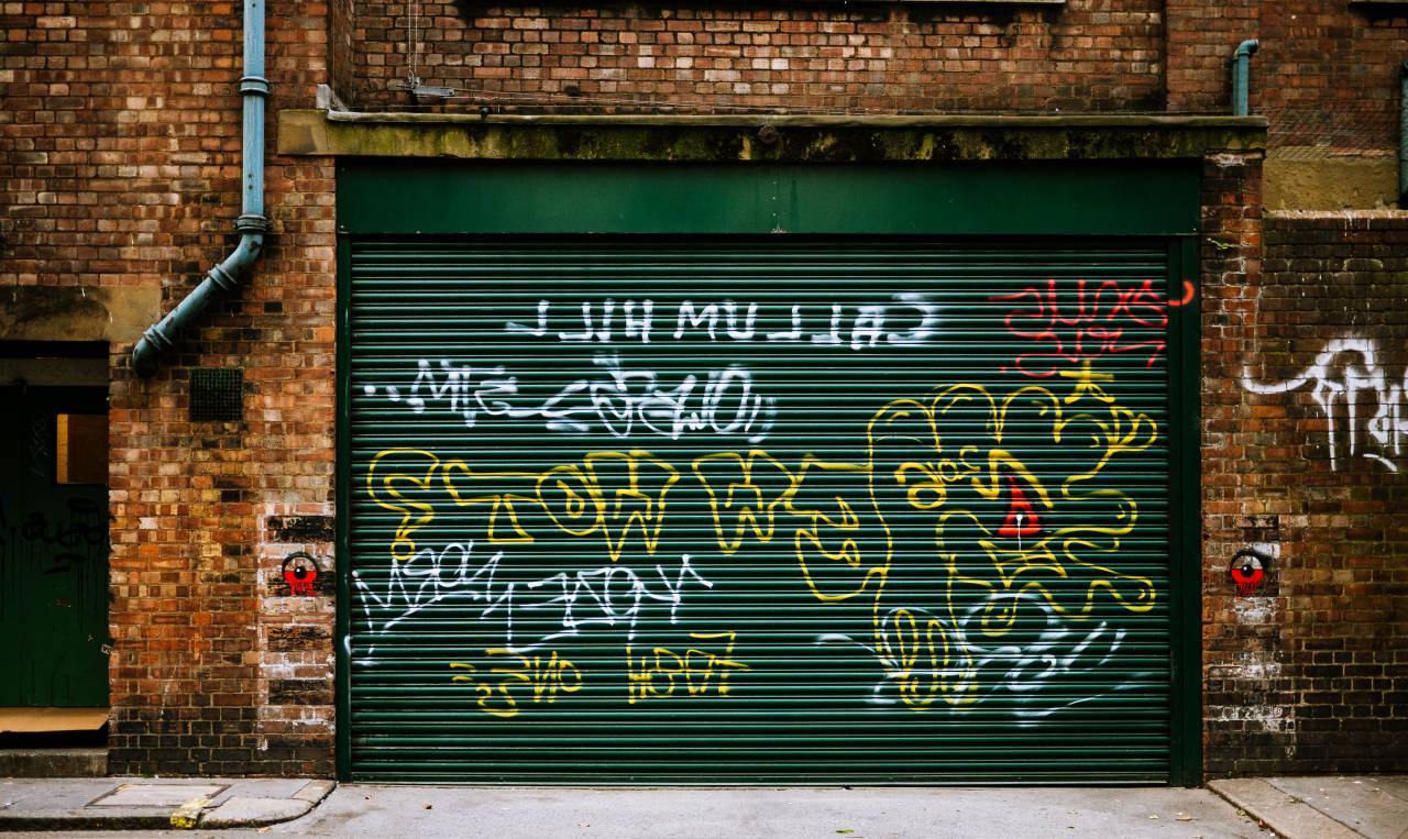 Tienda, cerrado, edificio, estructura, pared, ladrillos, fuera, acera, graffiti, público
