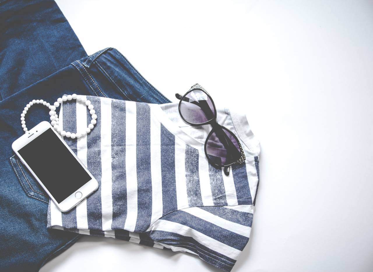 Gafas de sol, jeans, móvil, dispositivo, smartphone, tecnología, moda, pulsera, camiseta, rayas, azul, mínimo,