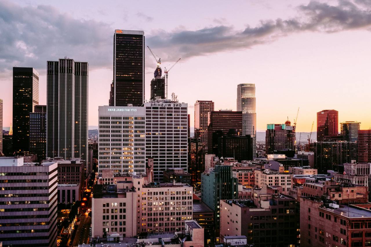 Puesta de sol, luces, horizonte, ciudad, arquitectura, edificio, estructura, torre, grúa, construcción, nubes, cielo,