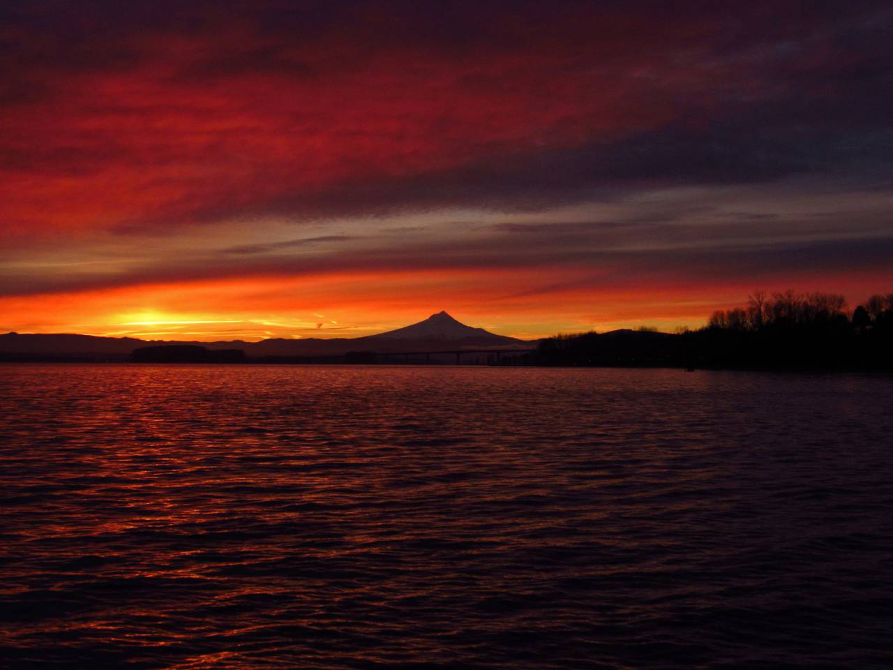 puesta de sol, agua, vista escénica, amanecer, marina, noche, oscuridad, vista al agua, fondo de puesta de sol, pacífico, horizonte, montaña, paisaje, naturaleza, al aire libre, agua, lago, montañas, paisaje, cielo, nubes,