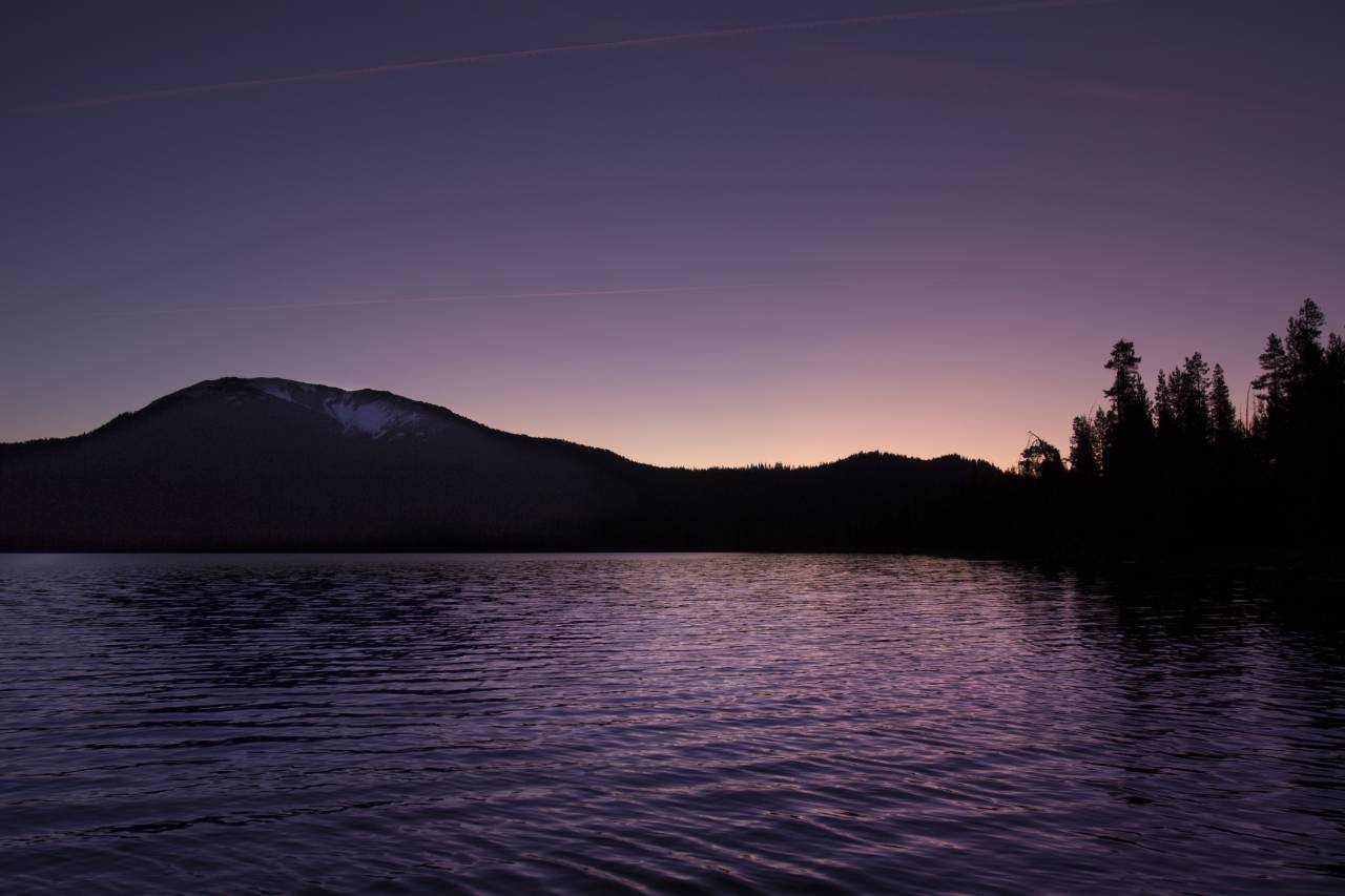 puesta de sol, agua, amanecer, noche, oscuridad, pacífico, horizonte, paisaje, naturaleza, al aire libre, montañas, cielo, lago, calma, noche, reflexión, estanque,