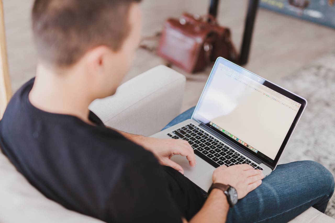 mecanografía, trabajo, macbook, ordenador portátil, computadora, tecnología, negocios, chico, hombre, gente, sofá, sofá,