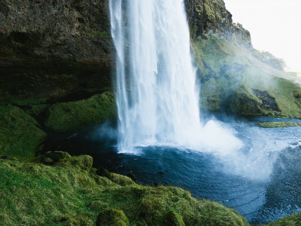 Cascada, salpicaduras, niebla, verde, césped, acantilados, rocas, montaña, naturaleza, al aire libre,