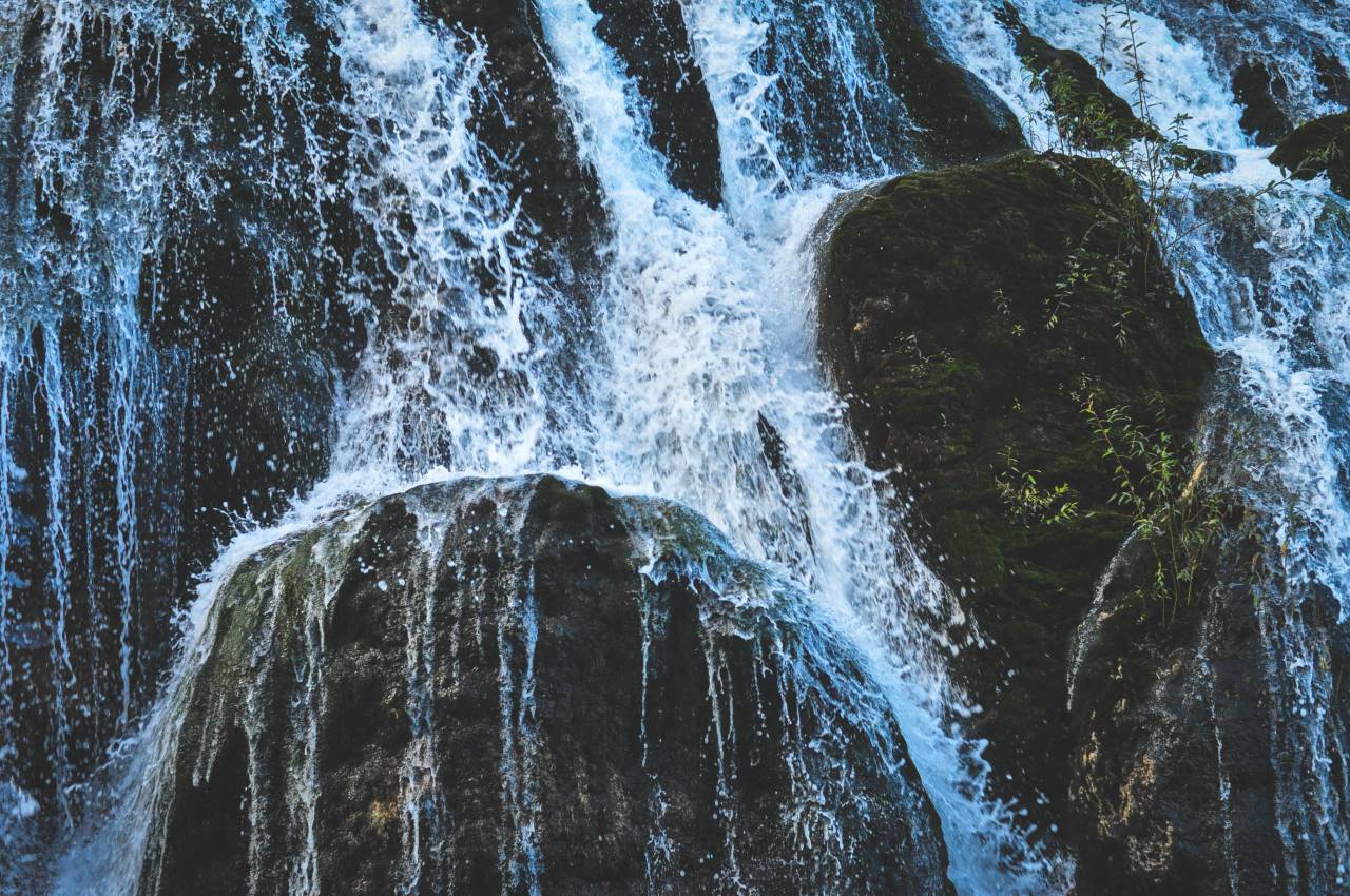 Cascada, salpicaduras, rocas, acantilados, Jiuzhaigou, Sichuan, China