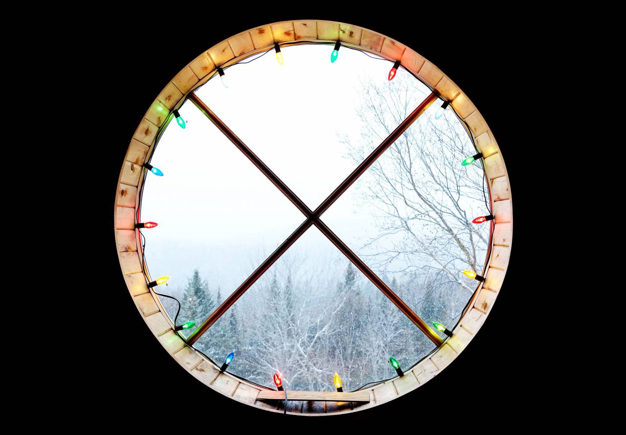 Ventana, luces de Navidad, luces de cadena, invierno, árboles, naturaleza,