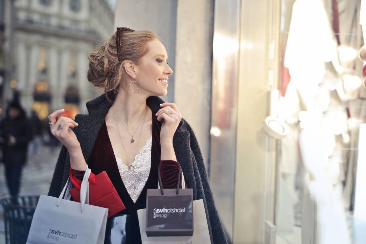 Ventana, compras, mujer, niña, mujer, tienda, caro, elegante, gafas de sol, ricos, bolsas,
