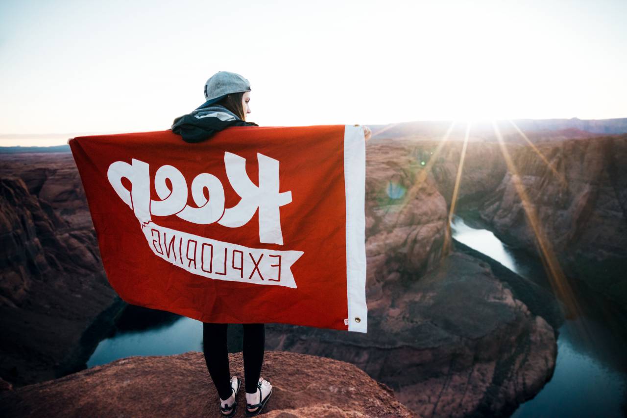 woman, girl, lady, people, back, nature, rocks, canyon, sea, ocean, water, sky, horizon, sun. rays, sunlight, solar, flare, keep exploring, banner, motivational, quotes
, 