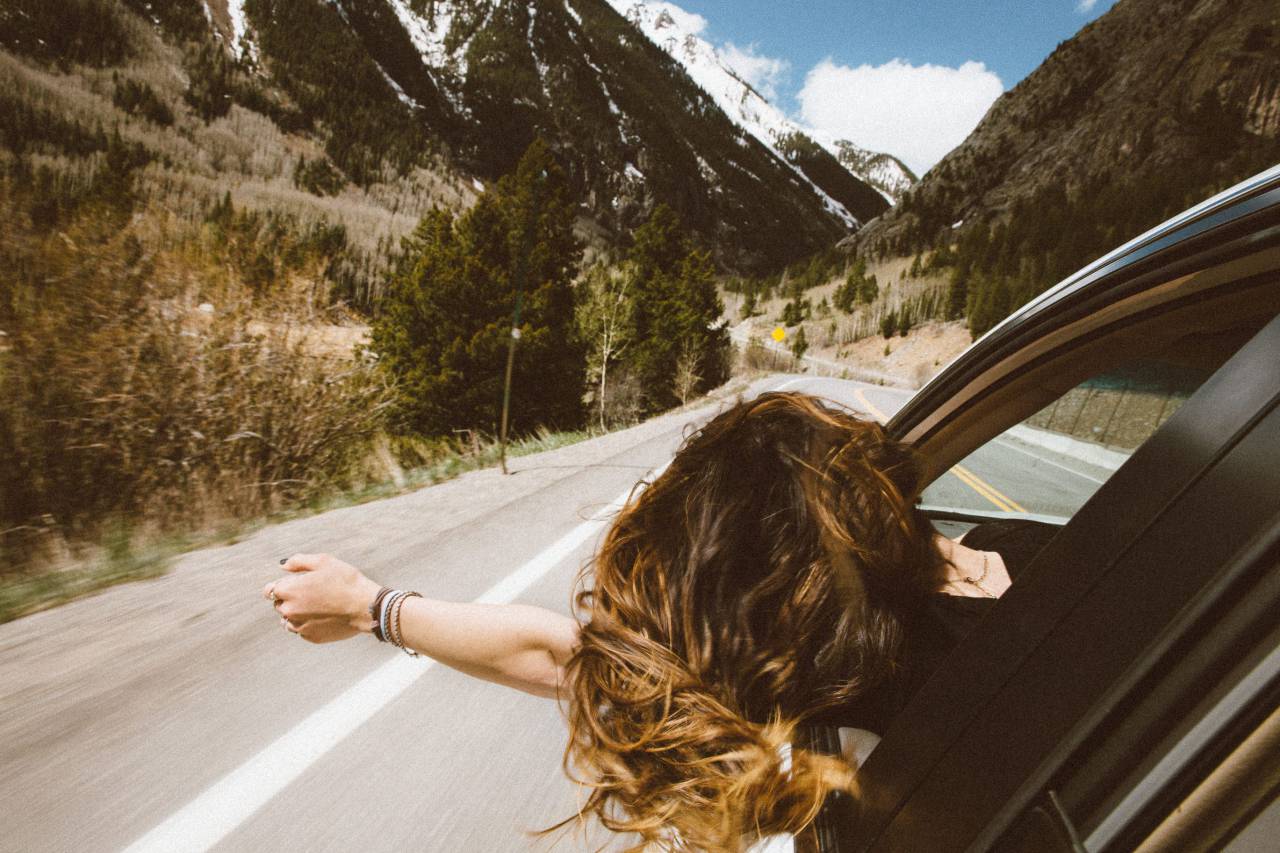 mujer, niña, dama, gente, paseo, brazo, fuera, rizos, coche, camino, calle, camino, viaje, campo, árboles, plantas, arbustos, montañas, perspectiva,