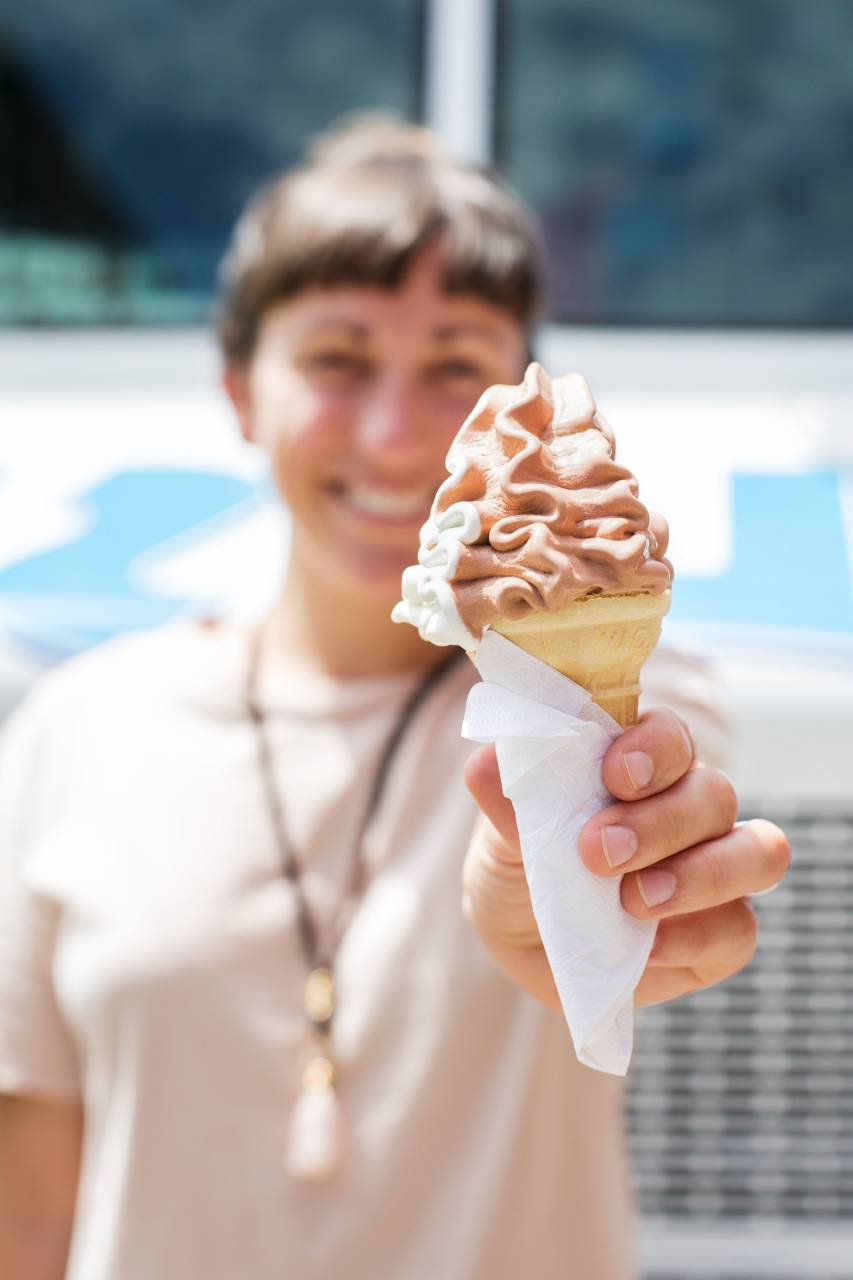 mujer, helado, cono, mano, niña, dama, hembra, soleado, verano, comida, bocadillo, postre, divertido, felicidad, sabroso, de cerca, dulce, azúcar, alegre, persona, alegría, sabroso, retrato,