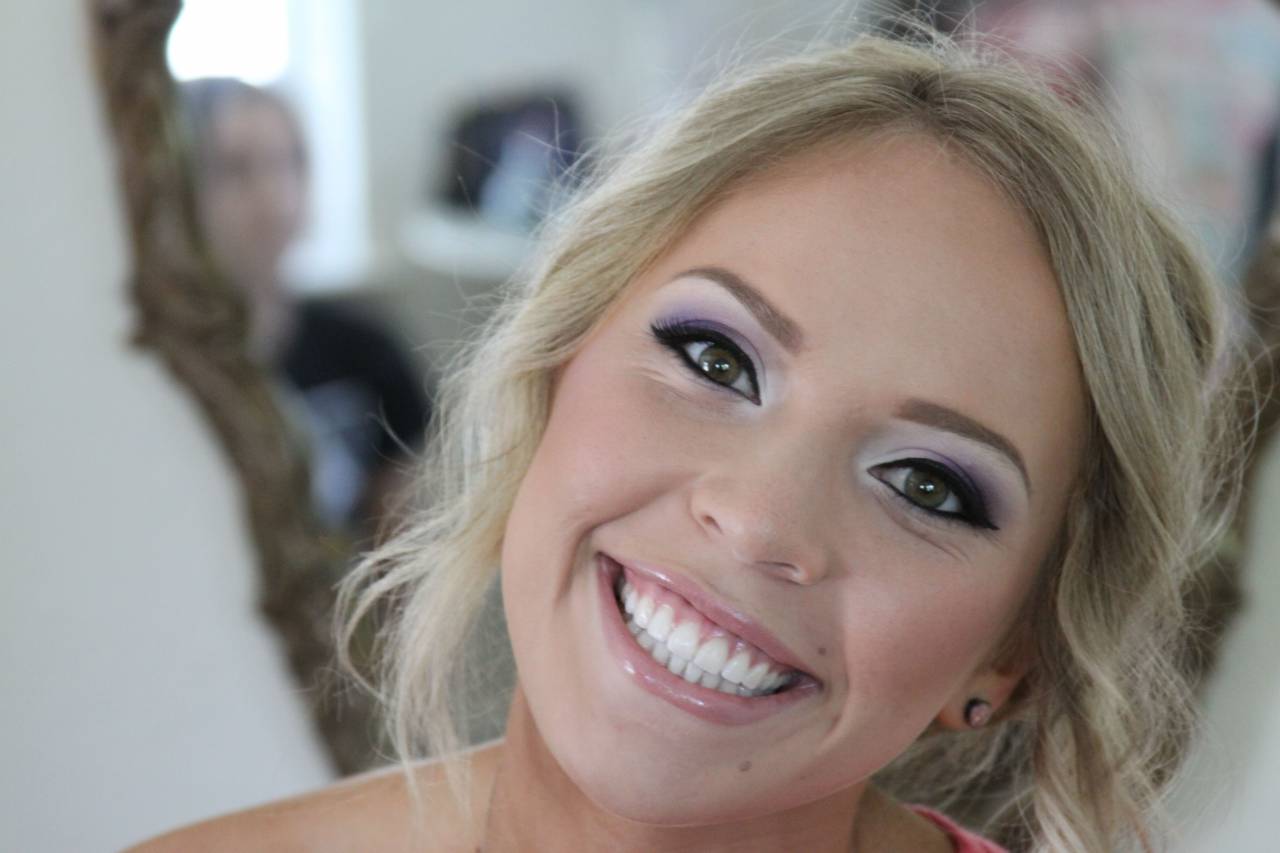 mujer, maquillaje, cara, sonrisa, cuidado de la piel, salud, ojos, lápiz labial, glamour, belleza, moda, cosmetología, hembra, retrato, pestañas, rubia,