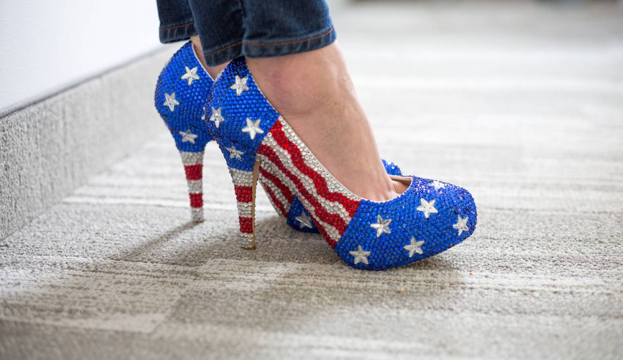 mujer, zapatos, moda, patriótico, pies, tacones, calzado, pie, elegante, modelo, belleza, hembra, dama, elegante, estrellas, diamantes de imitación, america, vacaciones, rojo, blanco, azul, bandera,